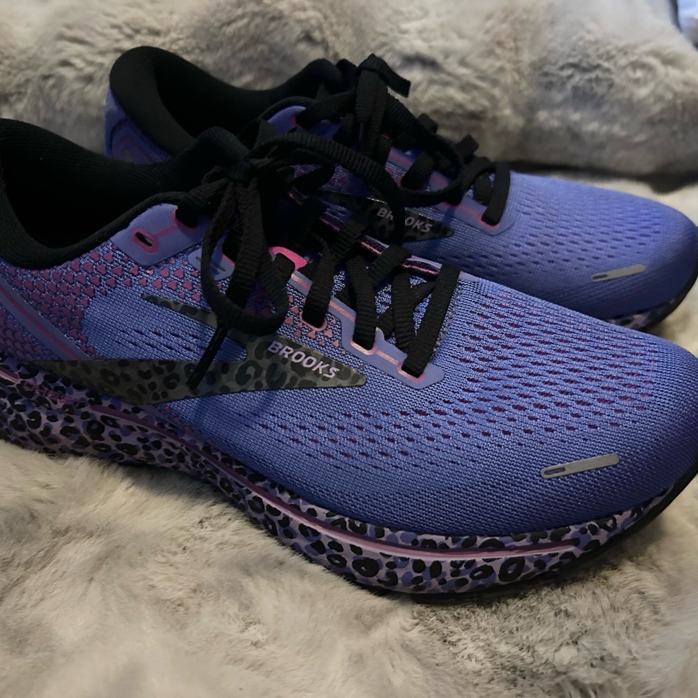 Brooks Women's Blue and Black Athletic Shoes